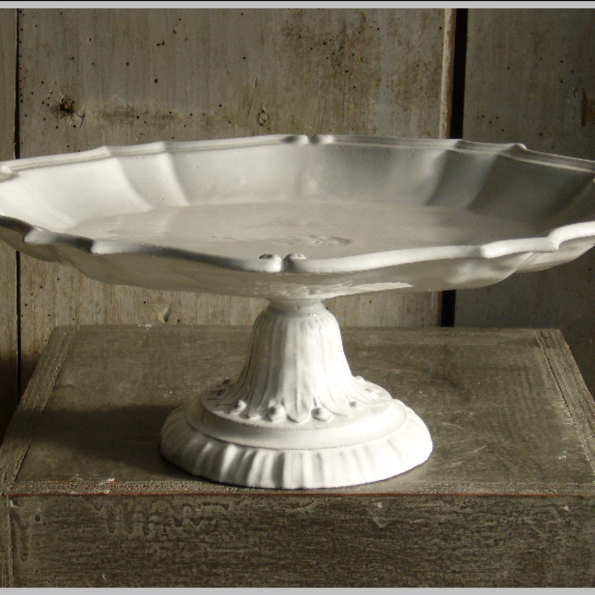 "Coupe sur pied à rosace" imaginée par Jean-Baptiste Astier de Villatte

et réalisées en faïence brune émaillée en blanc brillant.

Estampillé "JB AdeV, créations depuis 1993", éditeur.